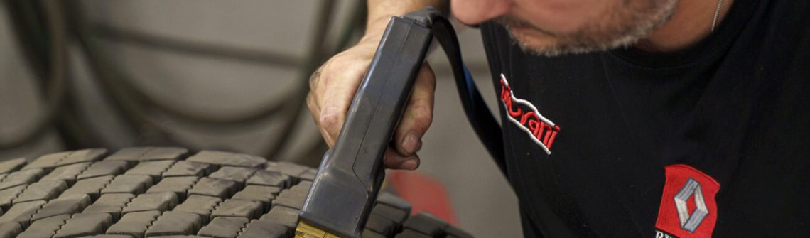 Tecnico dell&rsquo;Autofficina Piovani al lavoro su un componente del veicolo