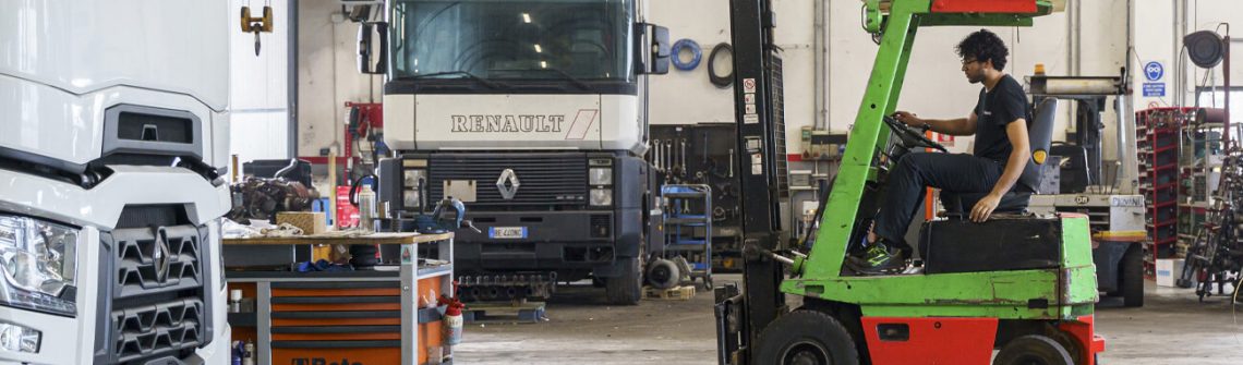 Camion Renault Trucks in manutenzione nell&rsquo;officina di Pontevico