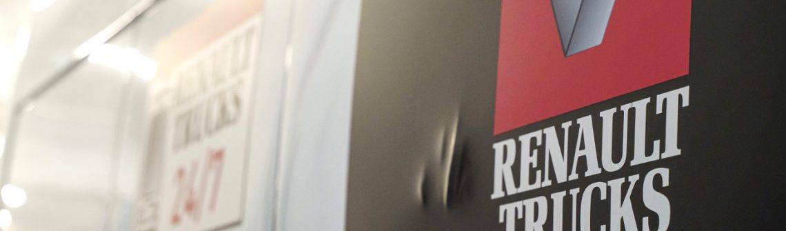 Dettaglio della cabina di un camion con la scritta Renault Trucks