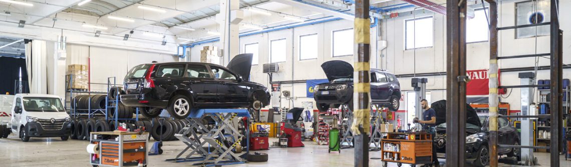 Autovetture sui ponti sollevatori nell&rsquo;officina di Pontevico