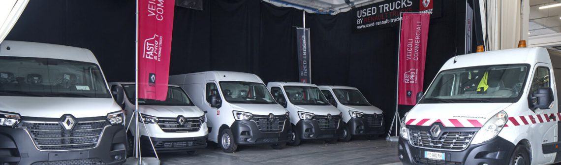 Furgoni commerciali esposti nell&rsquo;area dei veicoli usati